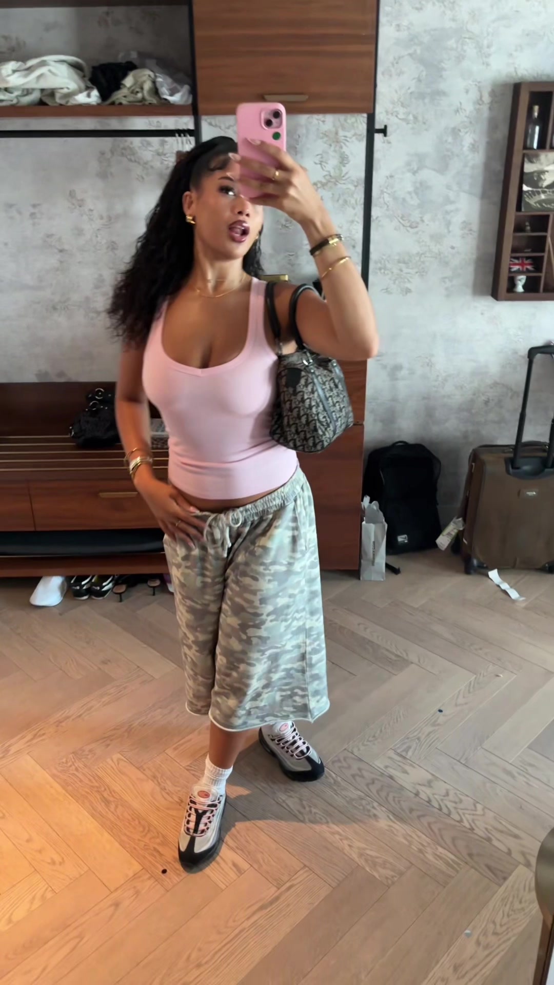 @glogirlzo