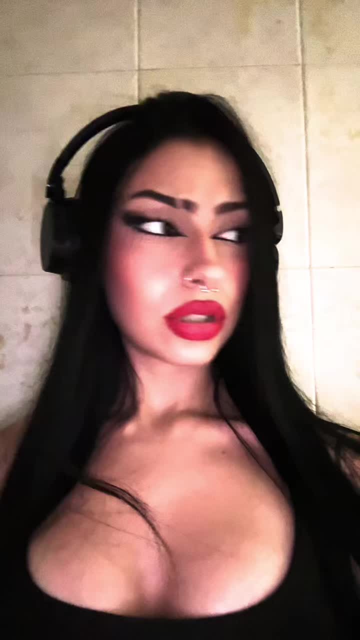 @𝙑𝙀𝙉𝙄𝘼♡🩸