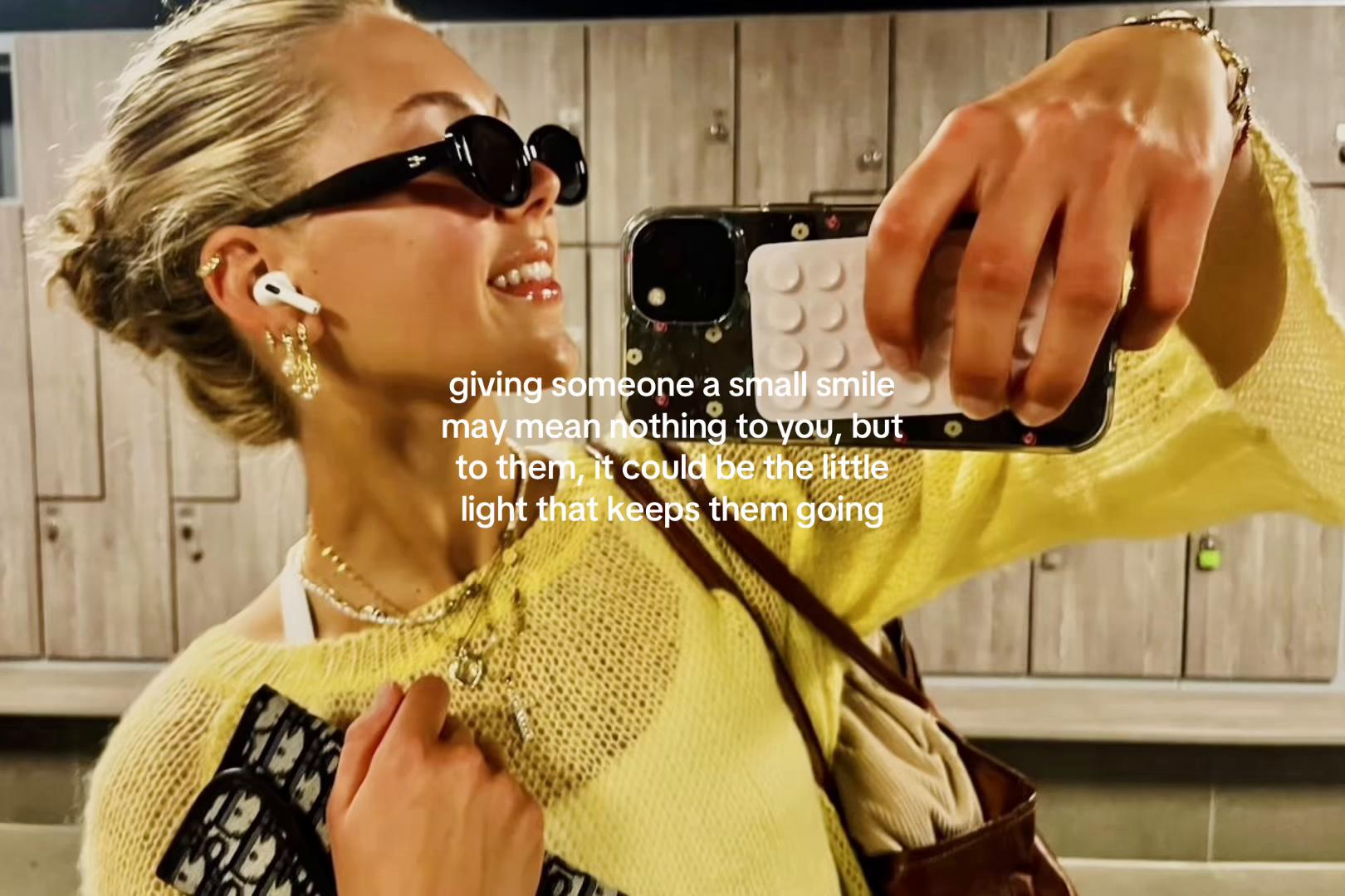 @𝒲