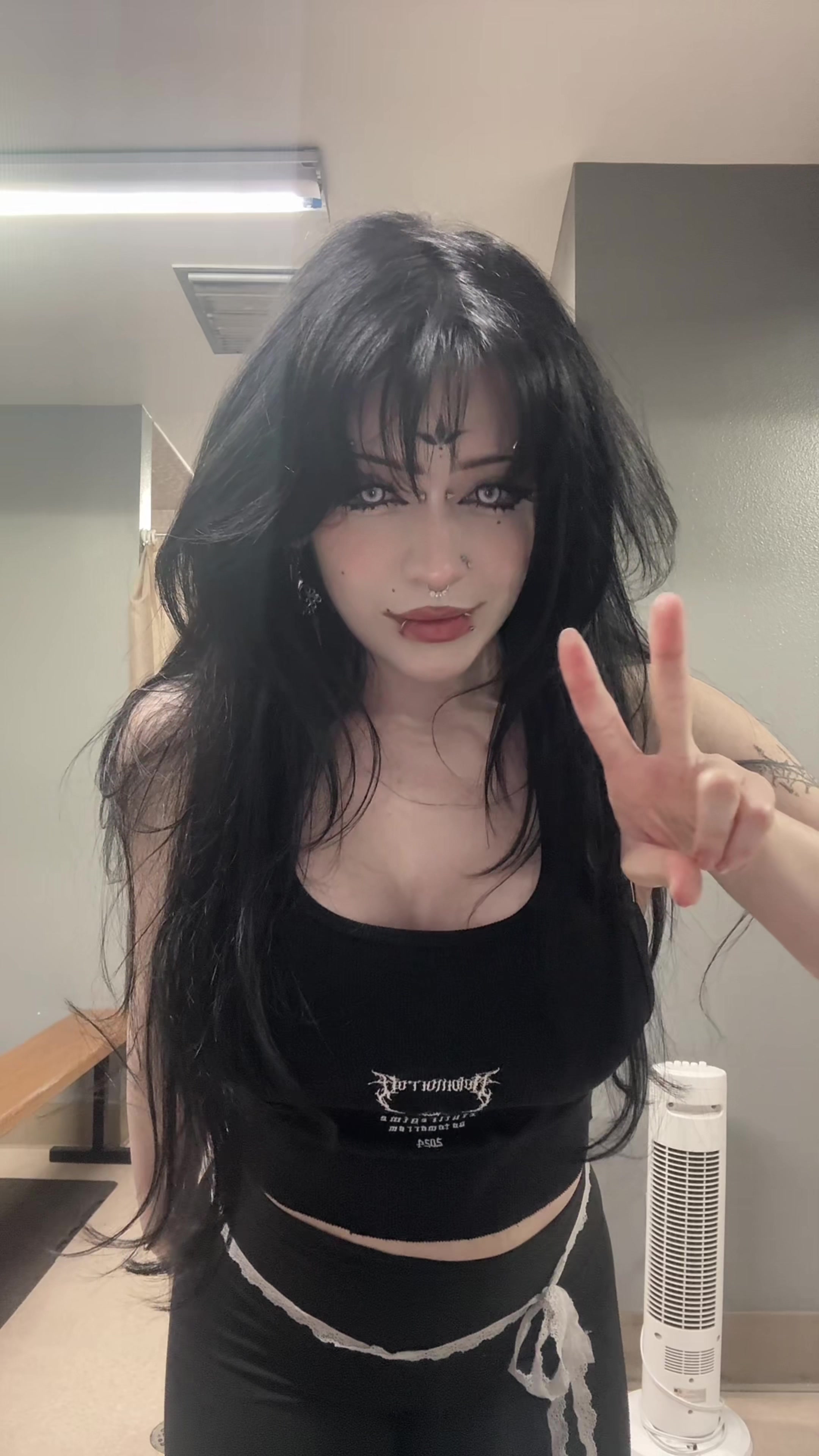 @𝐸𝑎𝑣𝑒🦇🖤