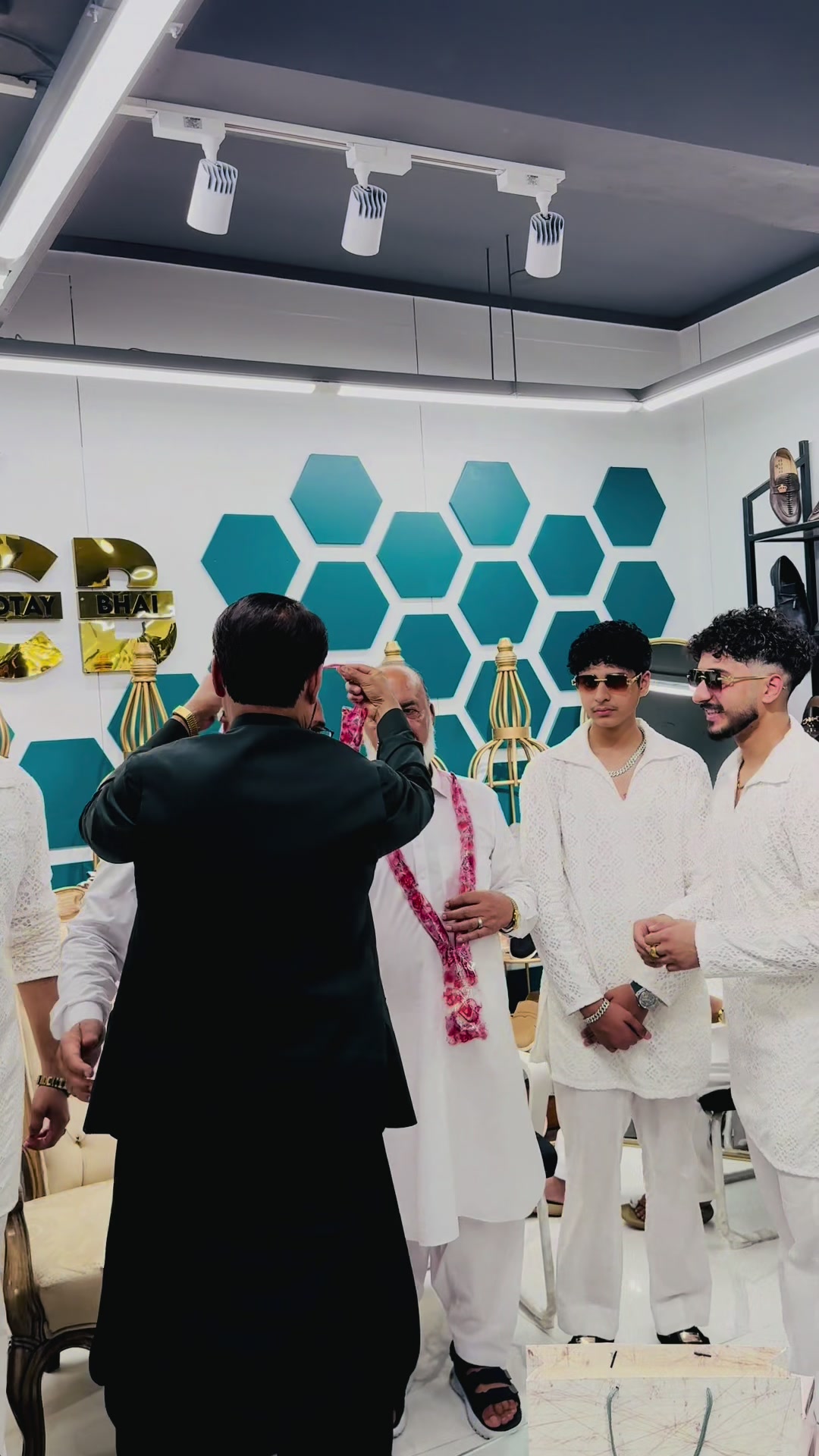 @MR SHEIKH 👑