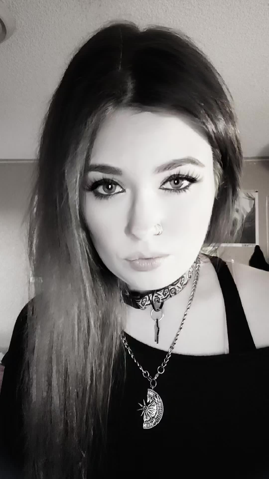 @🖤🩷EmoQueen🩷🖤