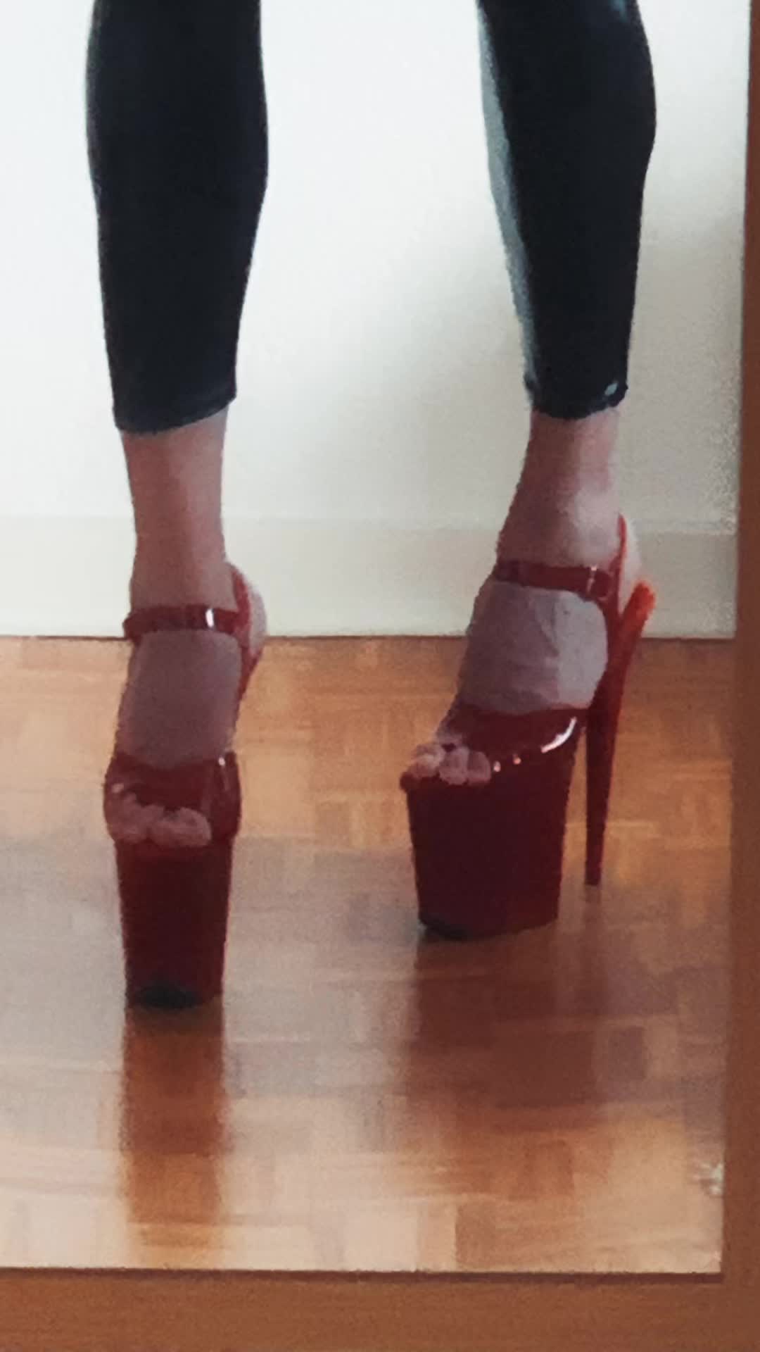 @Christina_Heaven 👠🖤