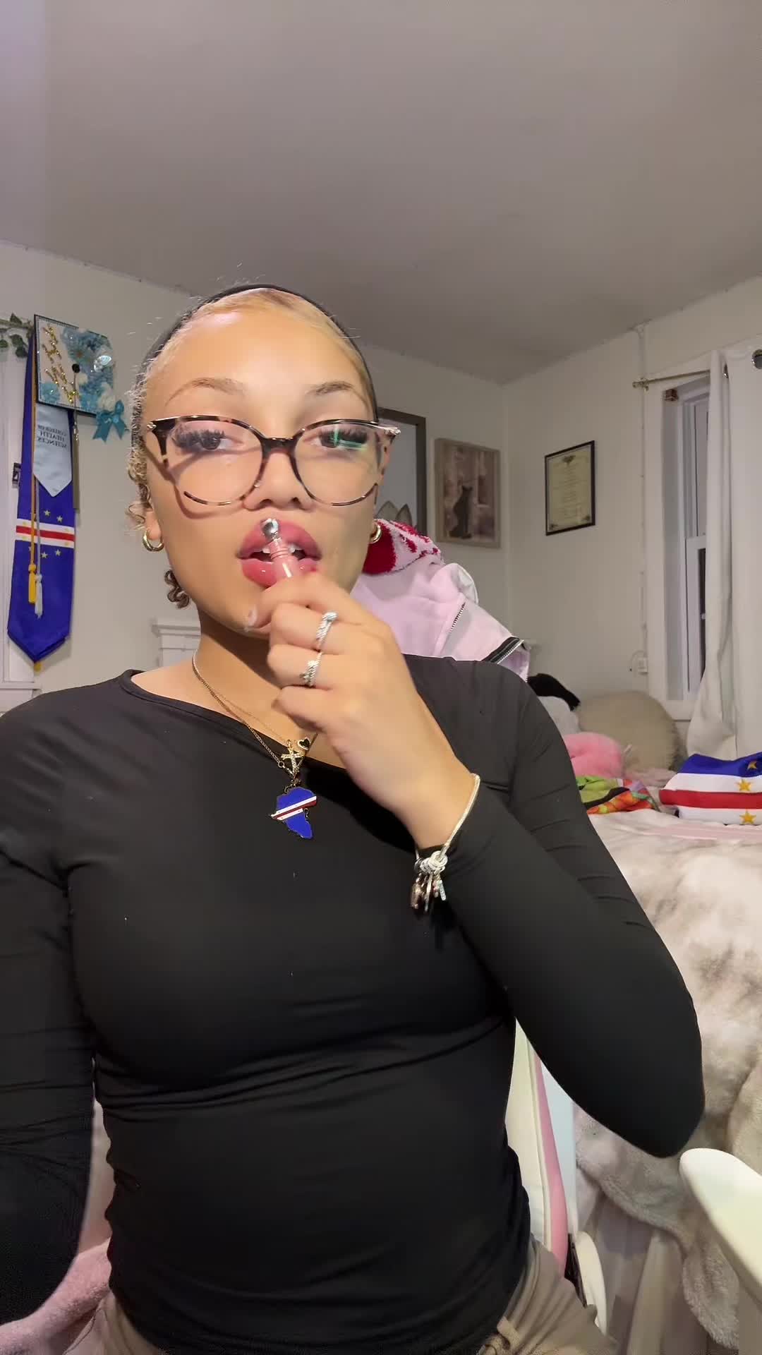 @👱🏽♀️
