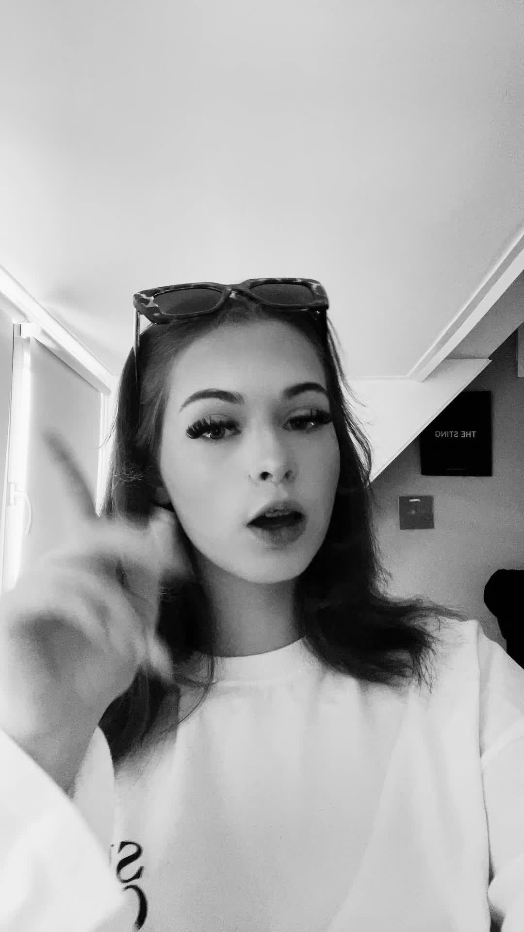 @𝒱𝓇𝒾ℯ𝒹𝒾𝓃𝓃ℯ𝓉𝒿ℯ𝓈ꨄ