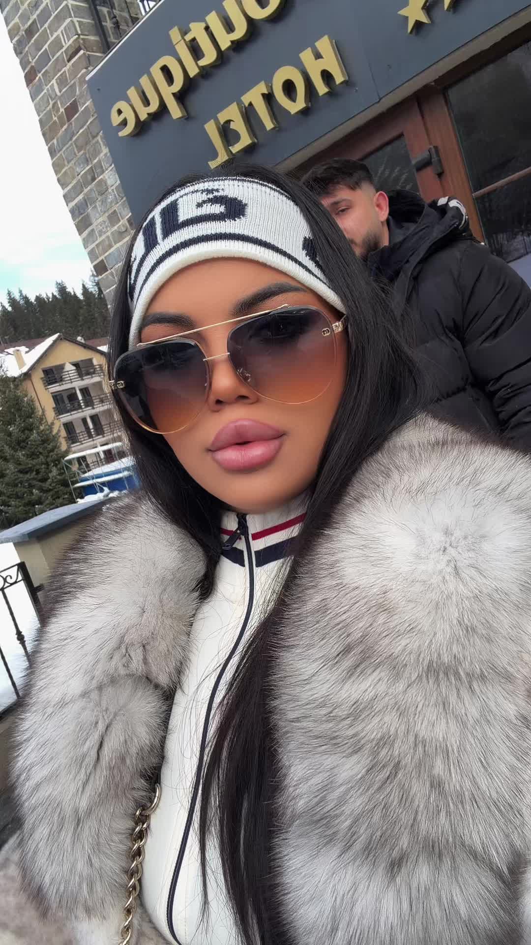 @Monica Valentina