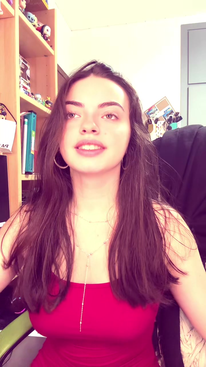 @danielaarosteguii