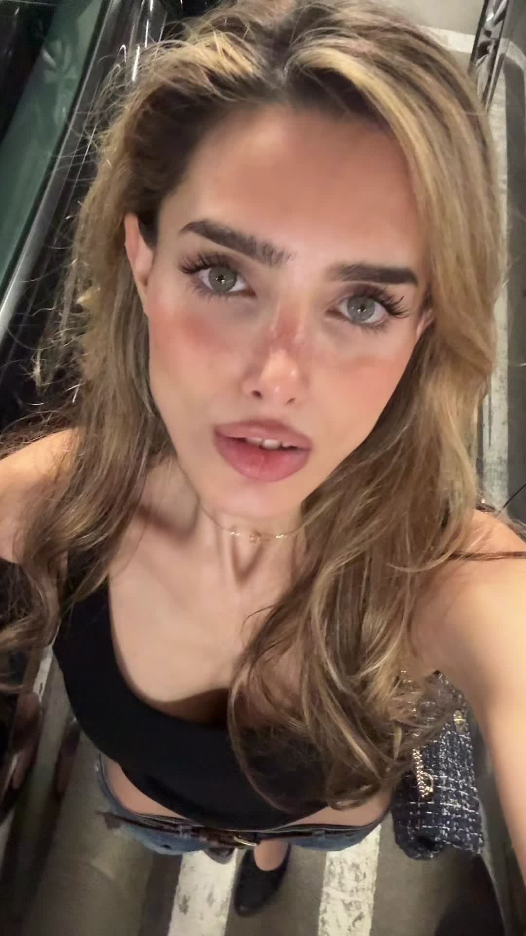 @Adora