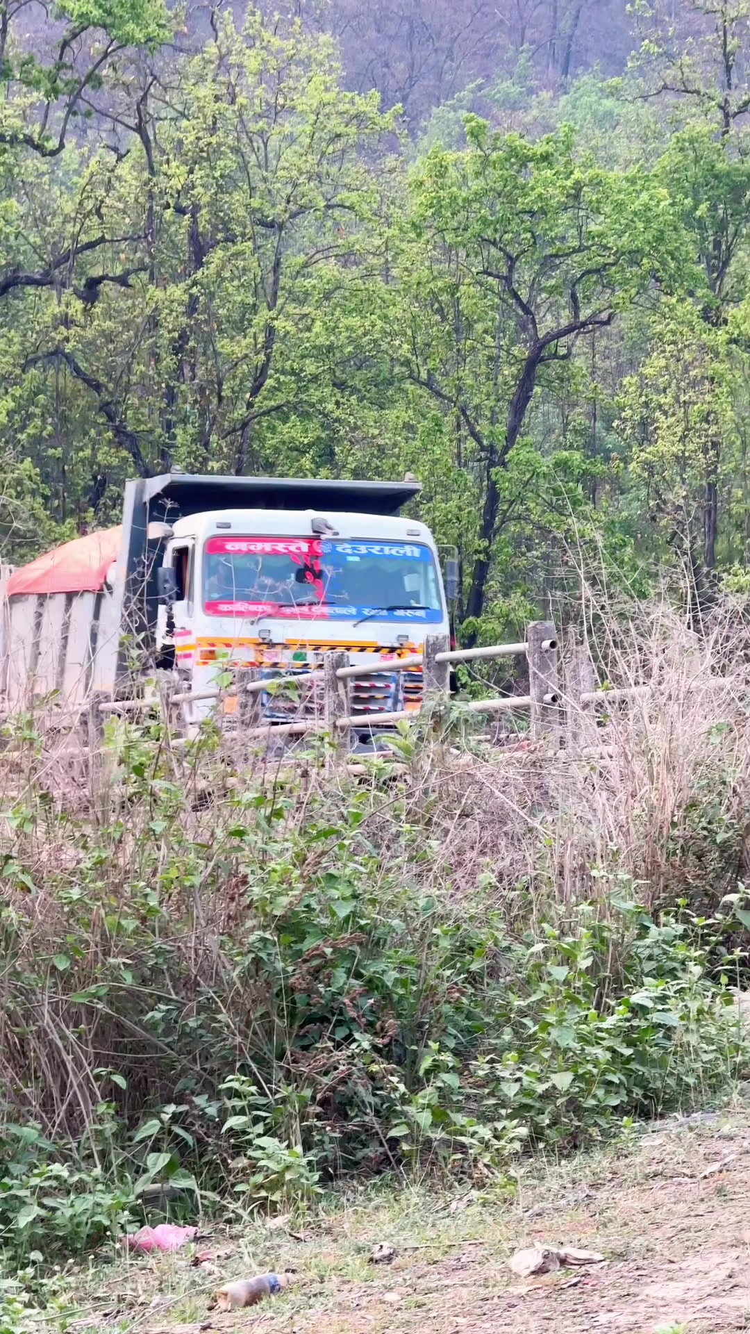 @गुडिरहेका टिपर र ट्रक