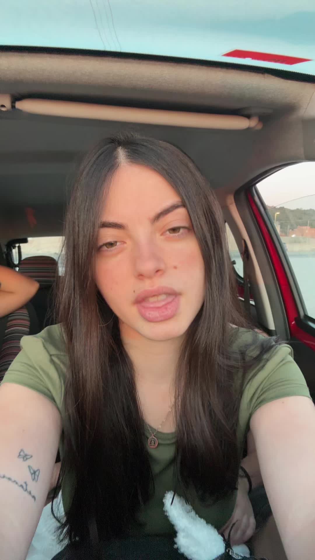 @danielaarosteguii