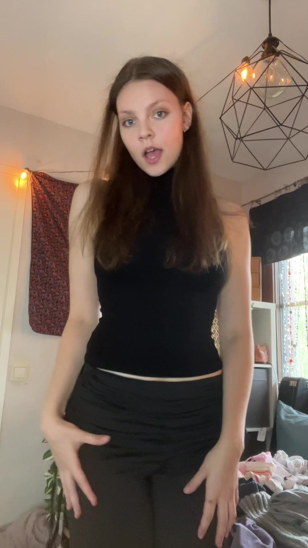 @Hymytyttö