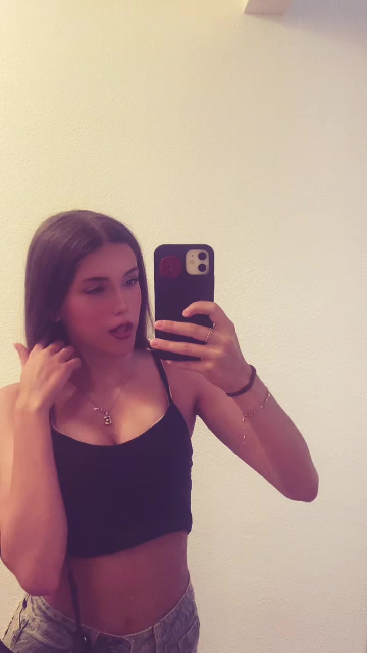 @👧🏽🎀