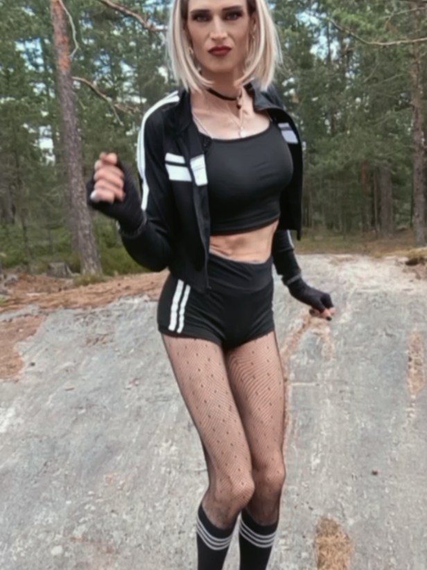 @Lina_crosses