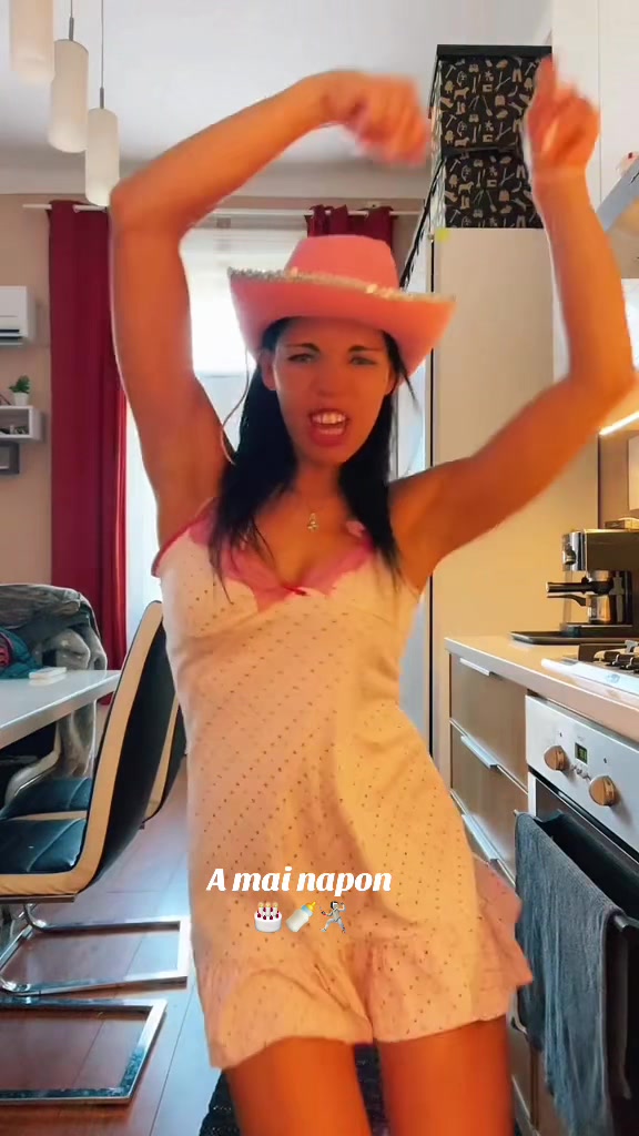 @S&aacute;ra Pongr&aacute;cz