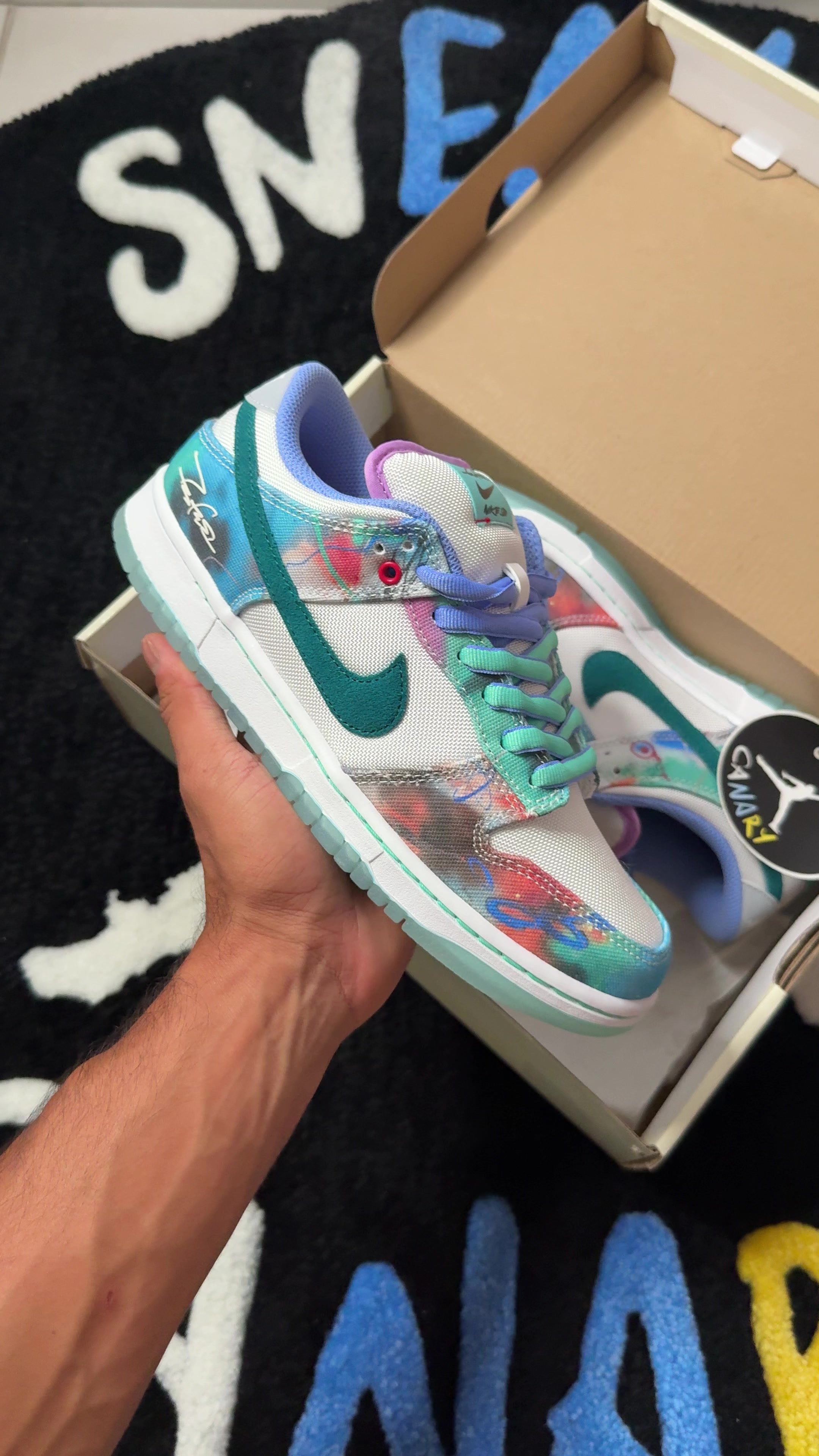 @Sneaker_canary