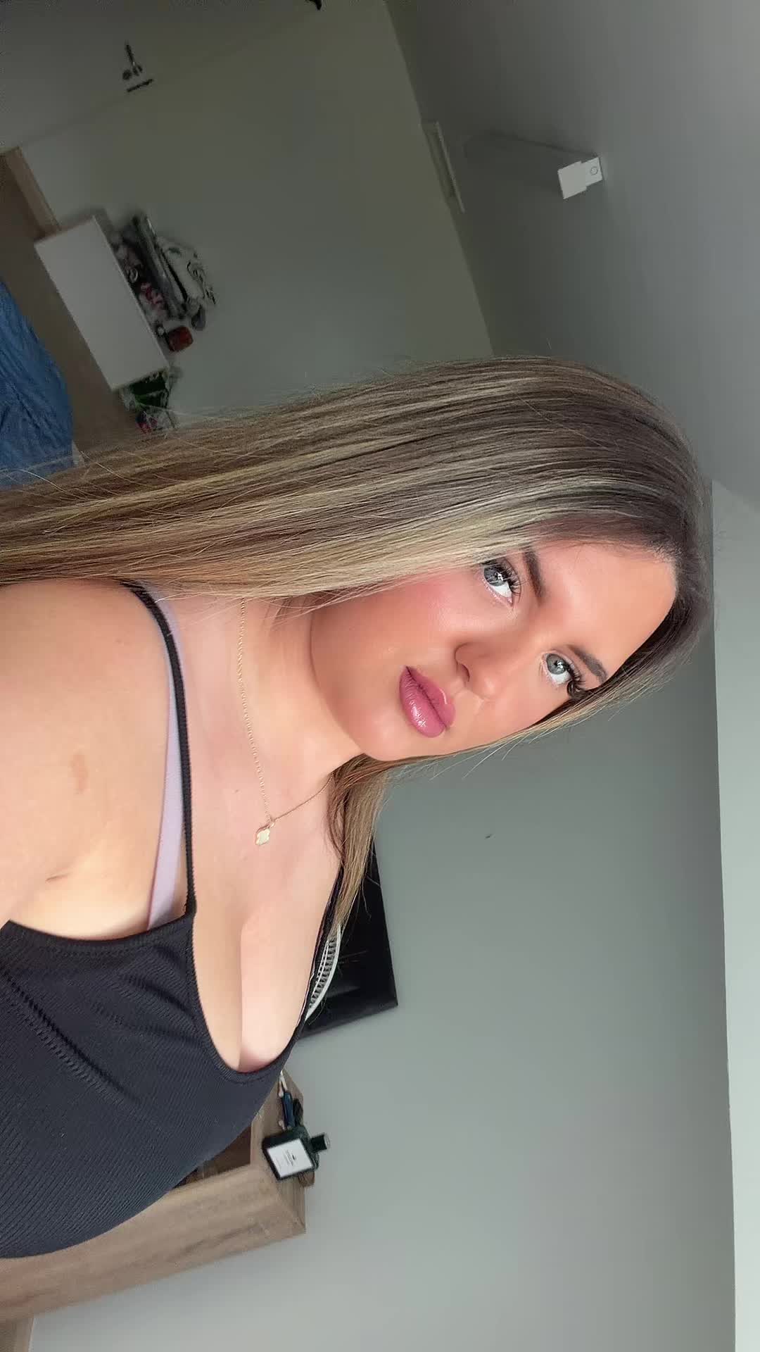 @JOLIE ELAINE🌺💜