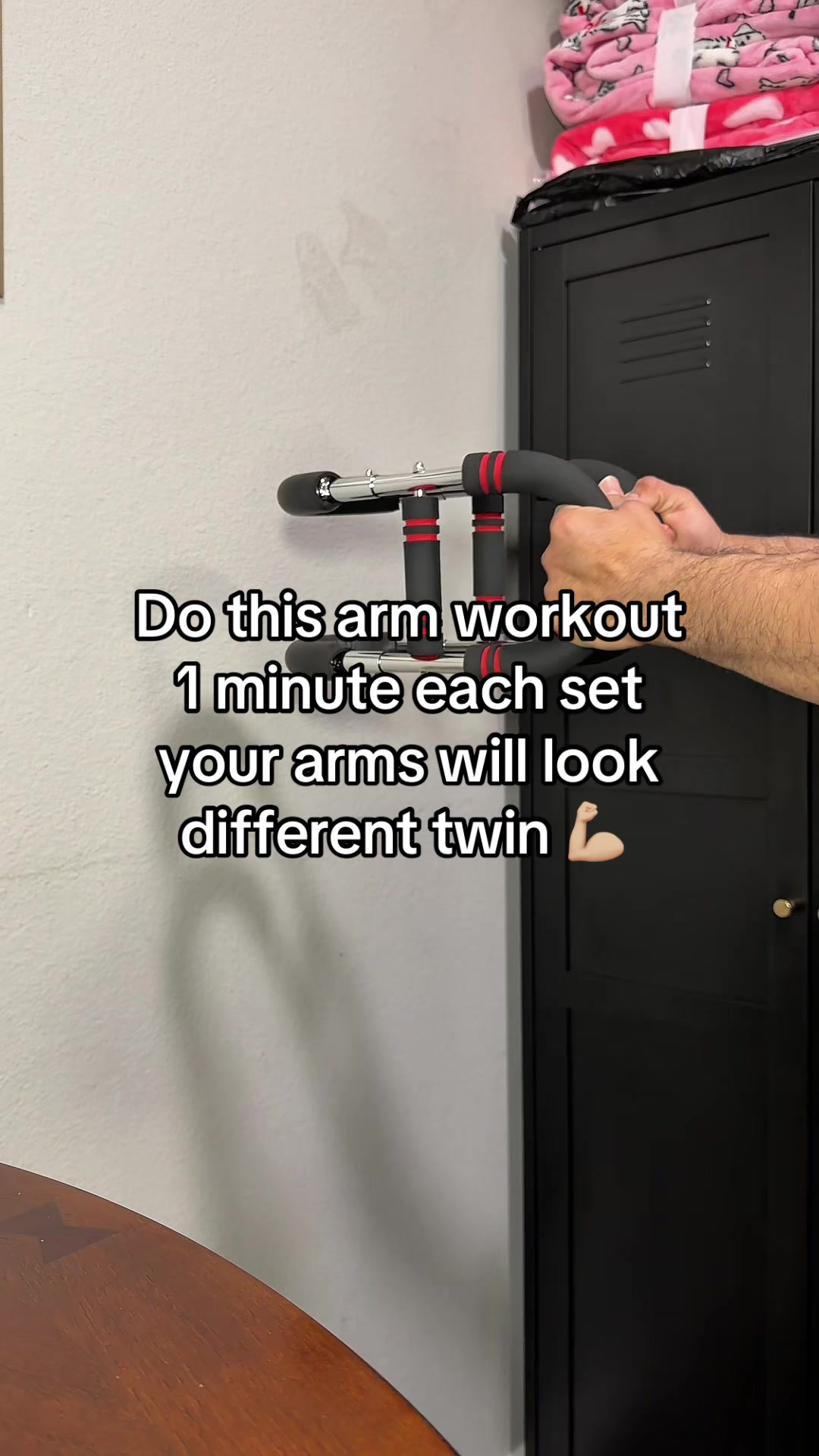 @•<_•