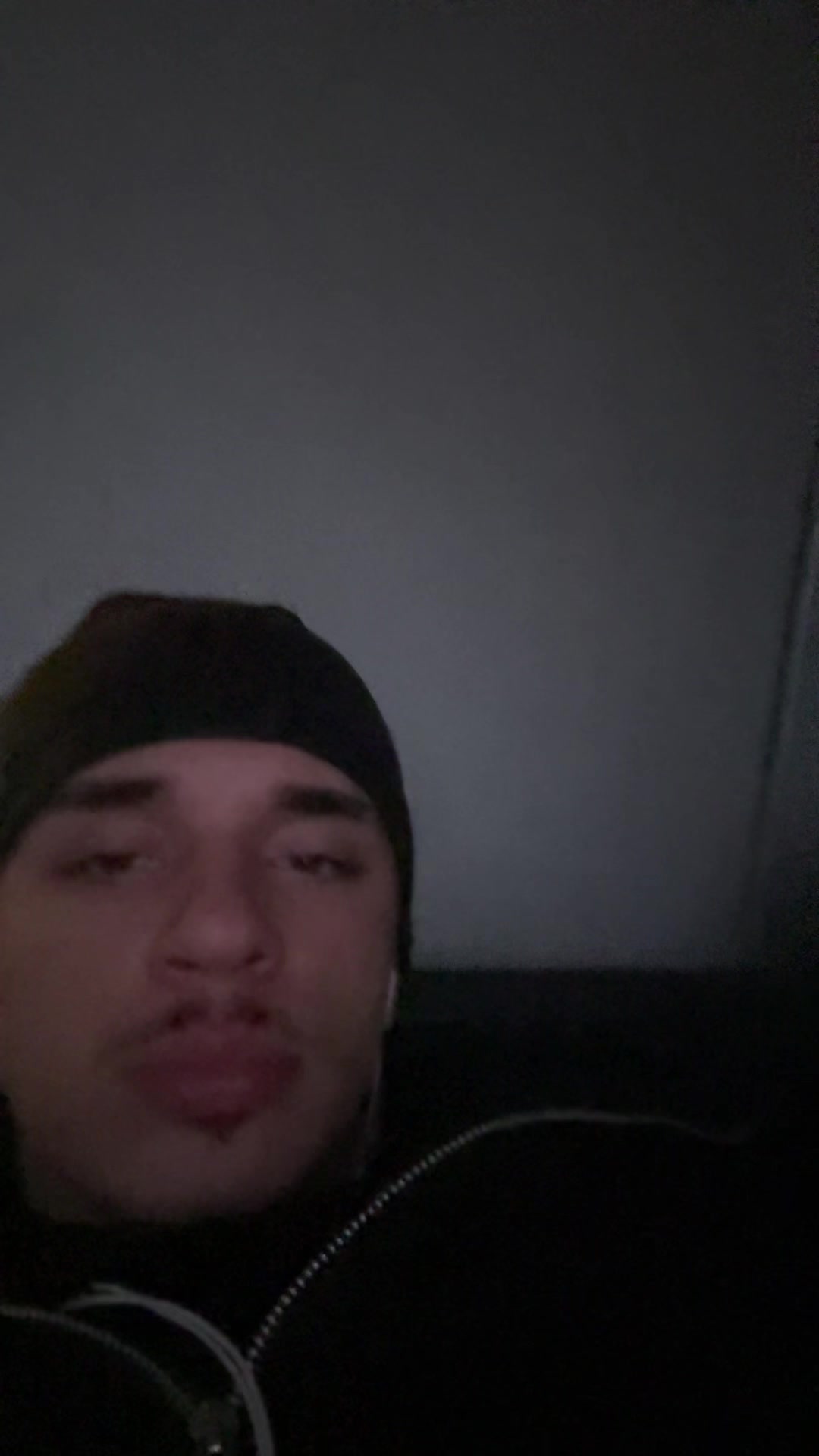 @￴