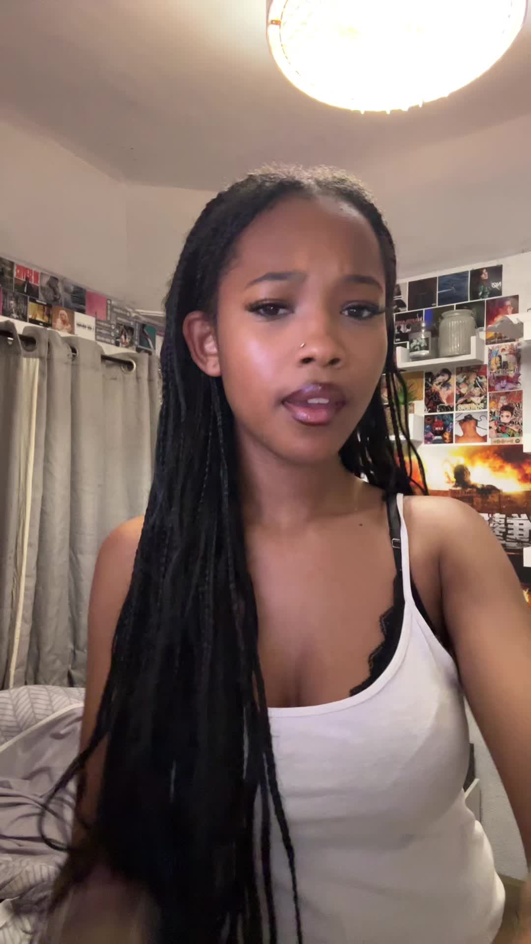 @>.<
