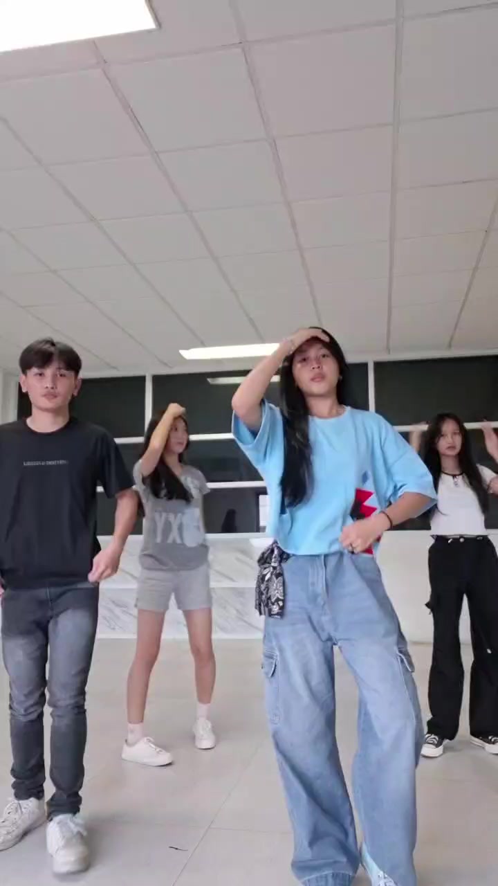 @𝐜𝐞𝐥𝐢𝐧𝐞.
