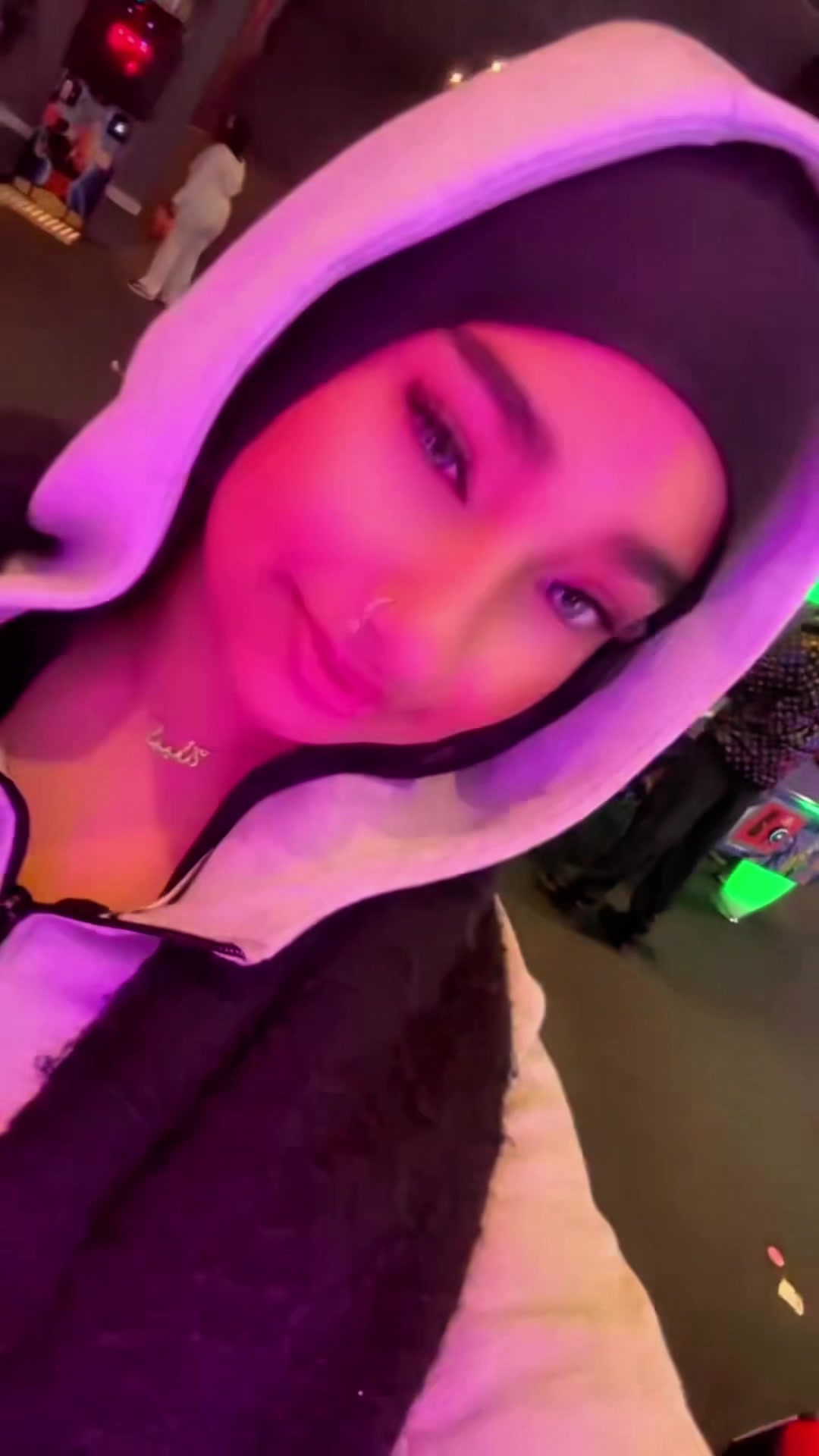 @￶ ꨄ
