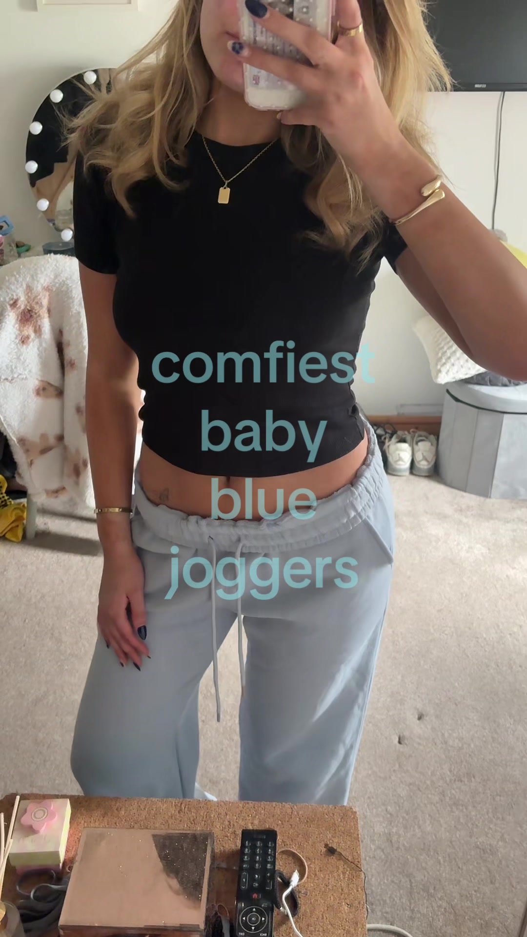 @hollyvjones