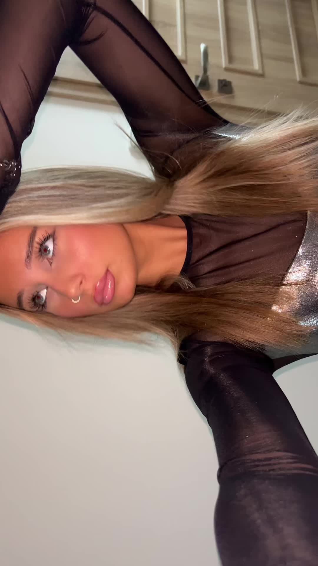 @<33