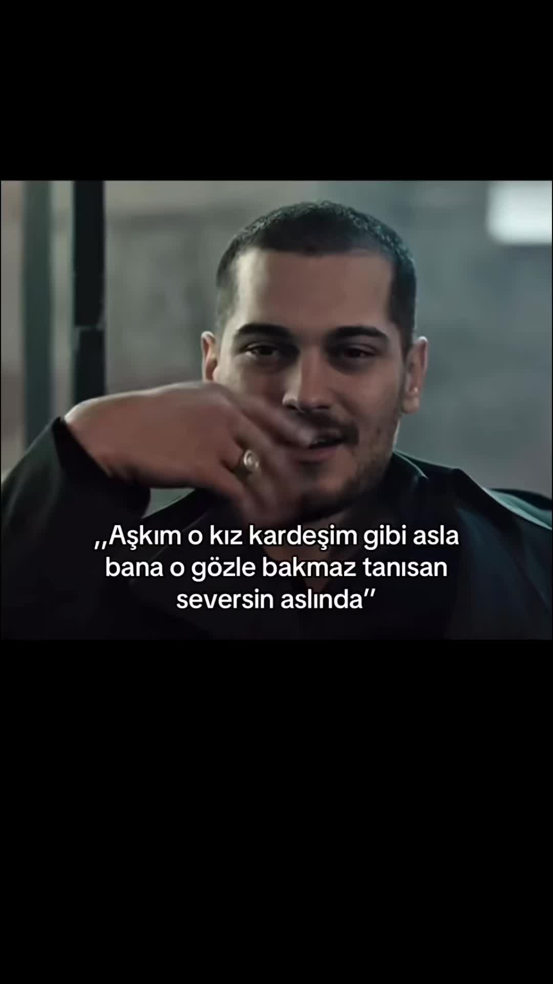 @𝔈