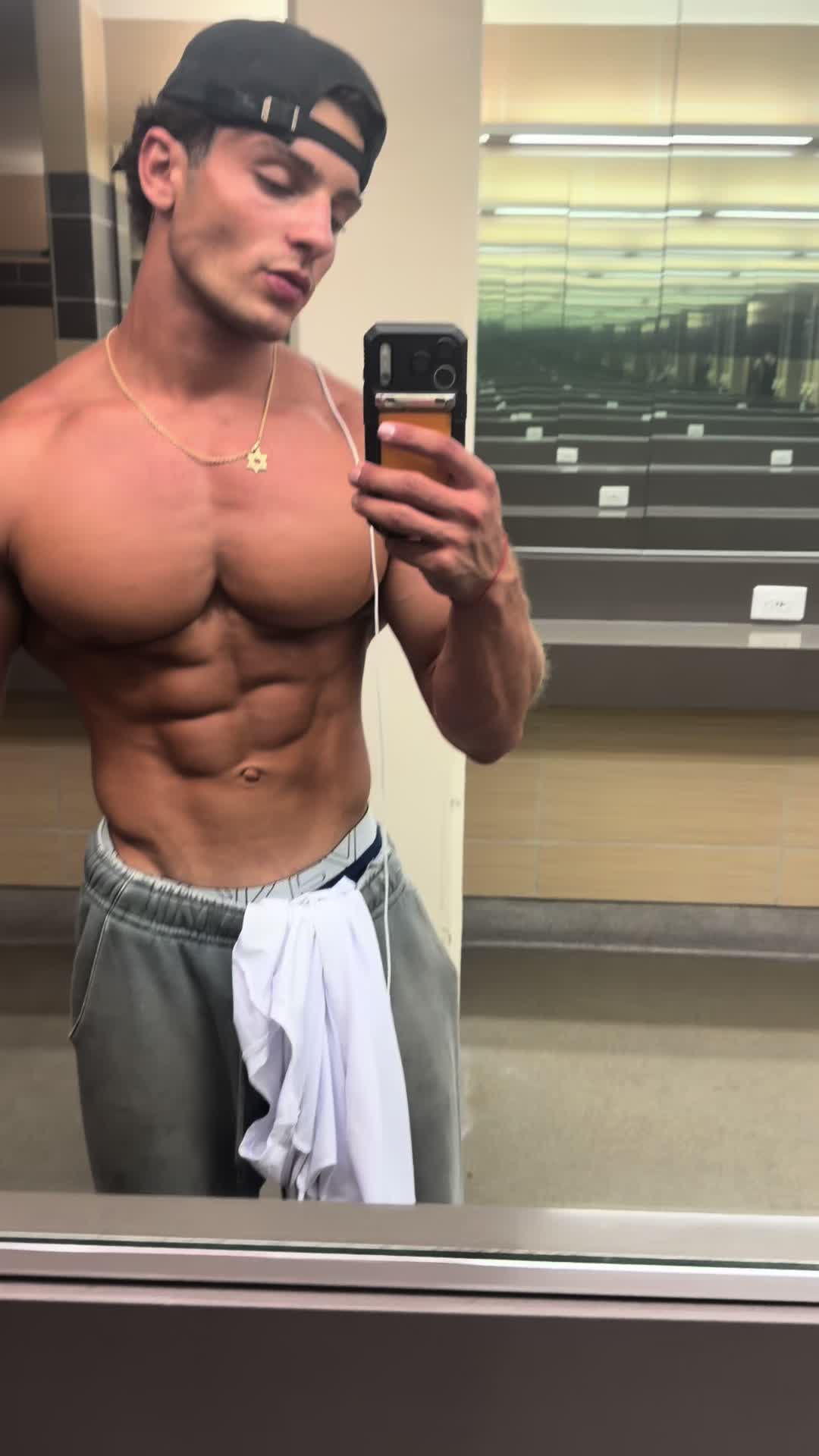 @alexaaronn