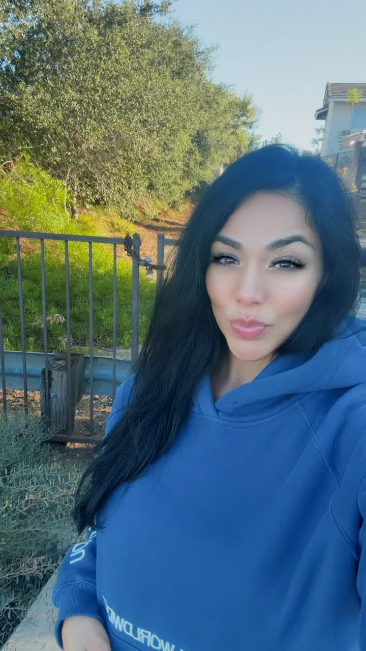 @Bella_B_