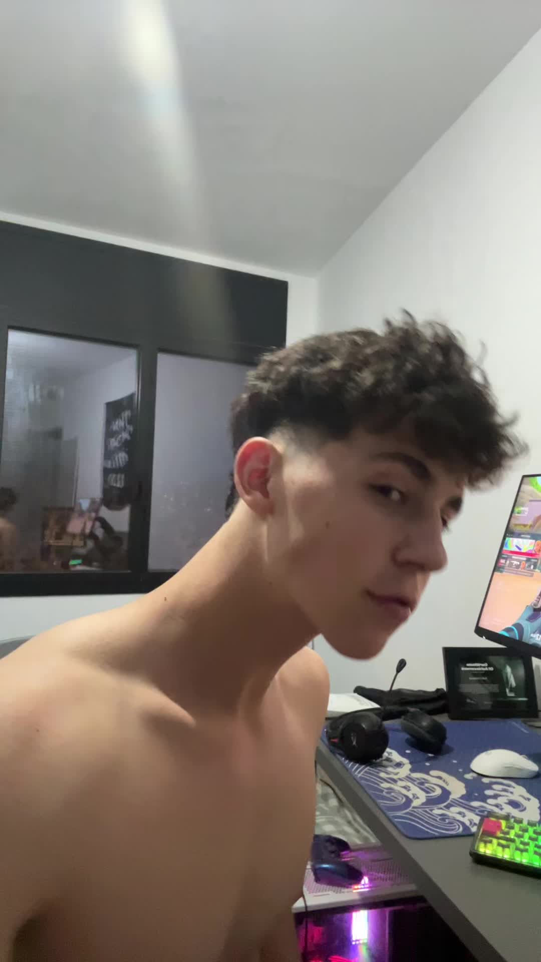 @🦦