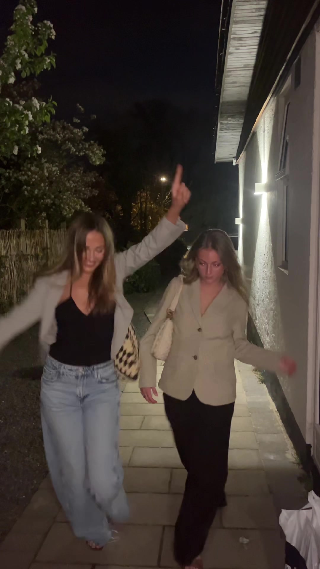 @🚶🏼&zwj;♀️