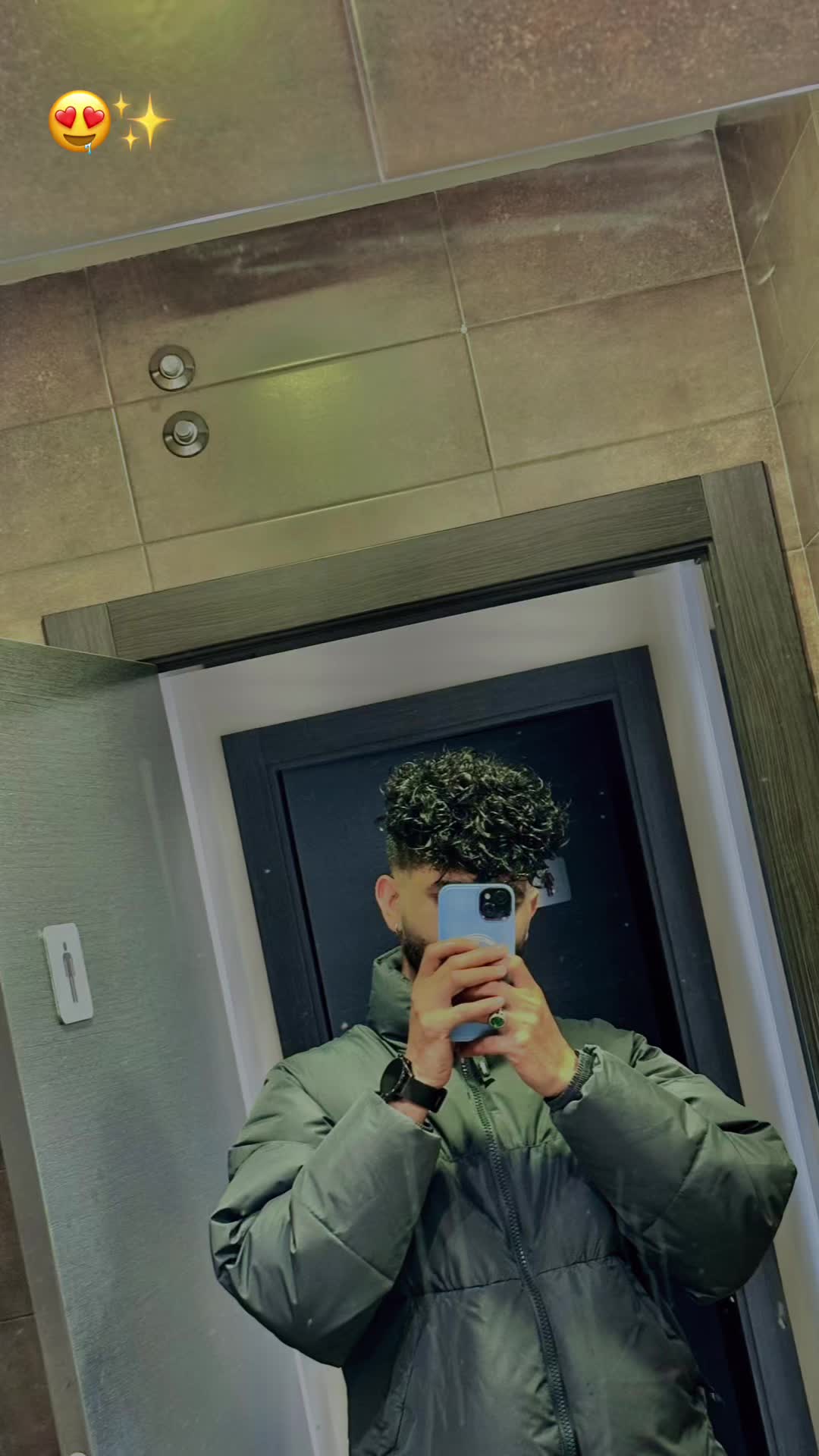 @•