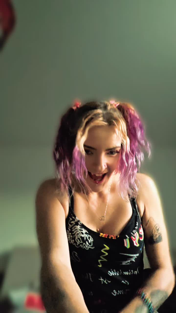 @Adora