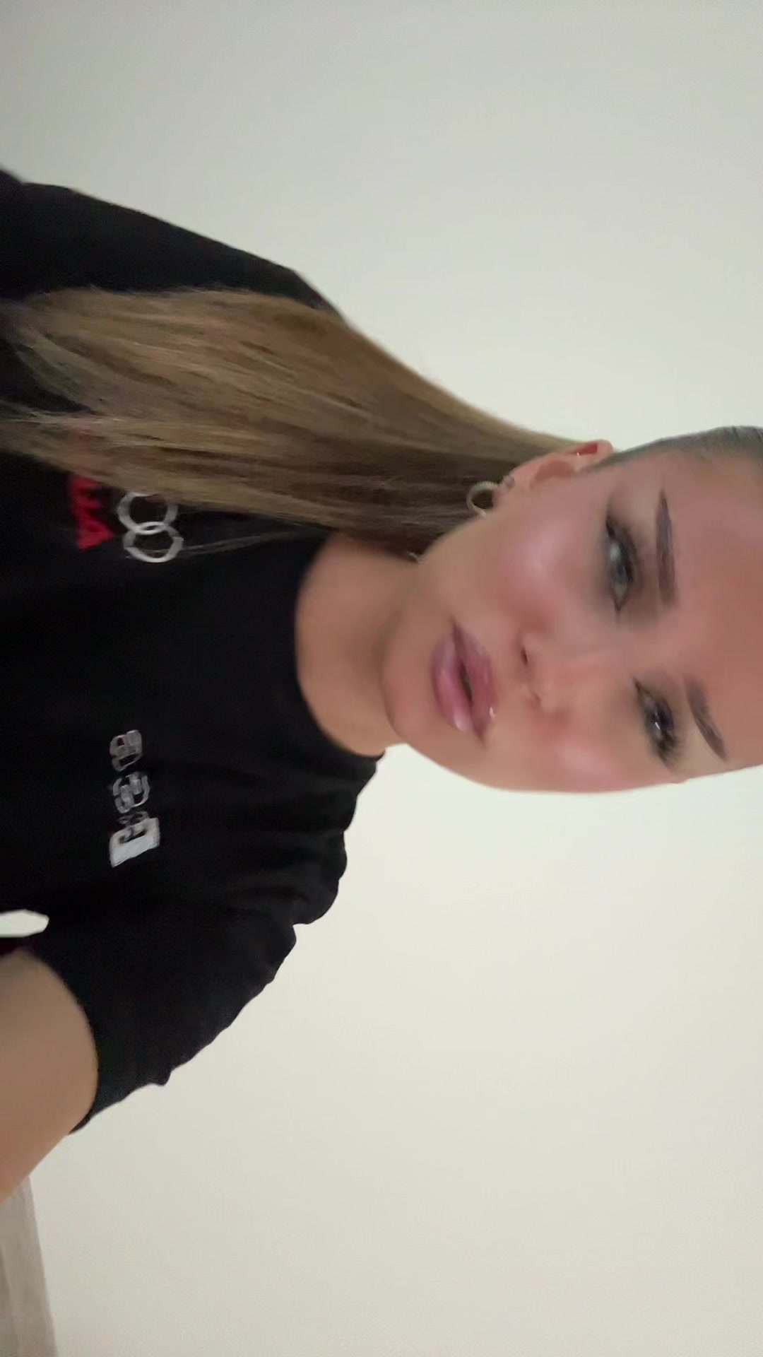 @<33