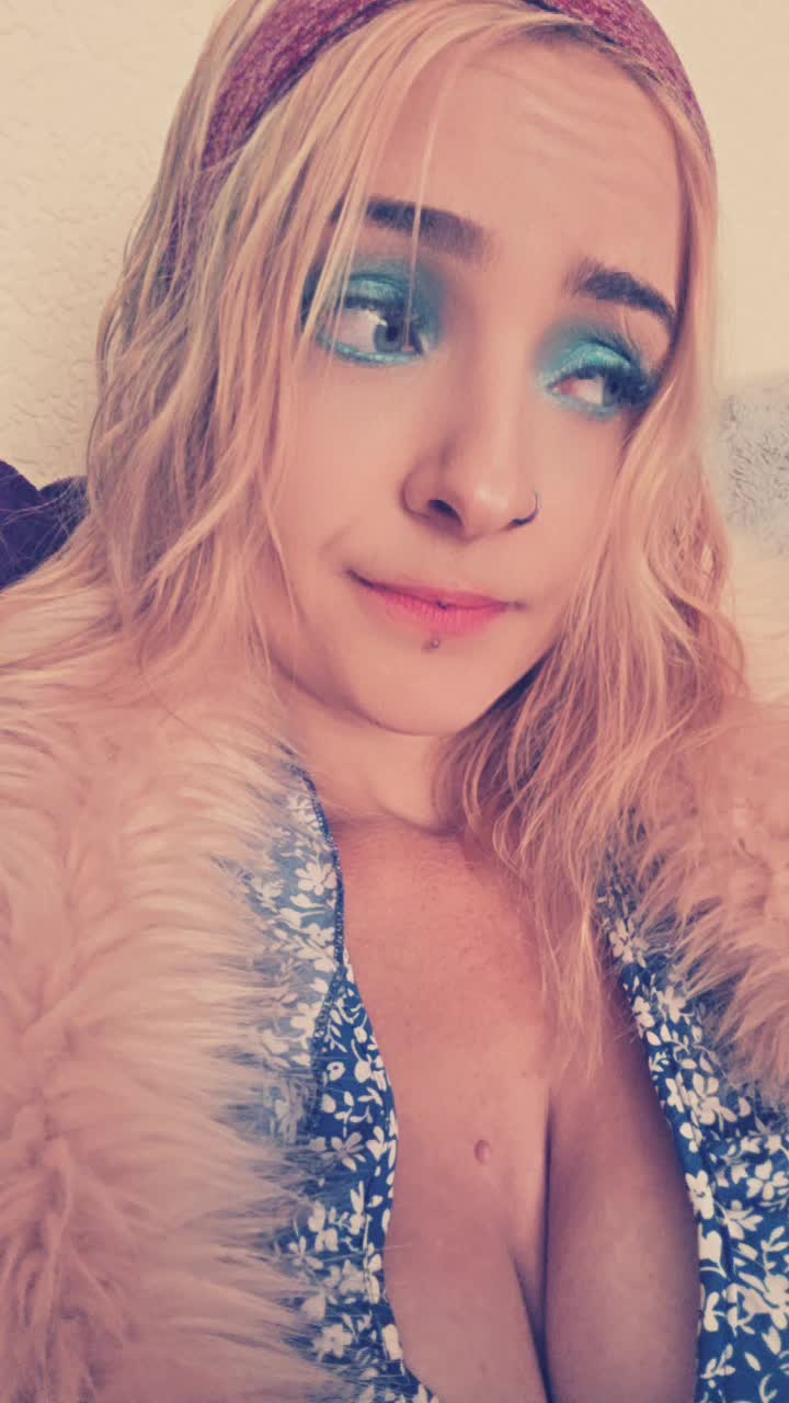 @Adora