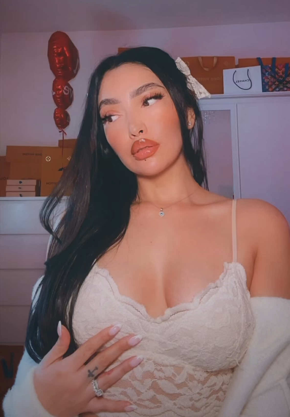 @ℳ𝒾𝒸𝒽𝑒𝓁𝓁𝑒 𝜗𝜚