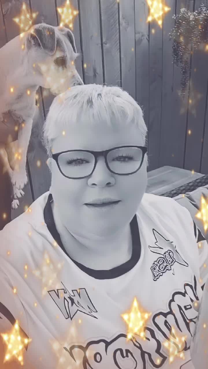 @Itsmedeedee