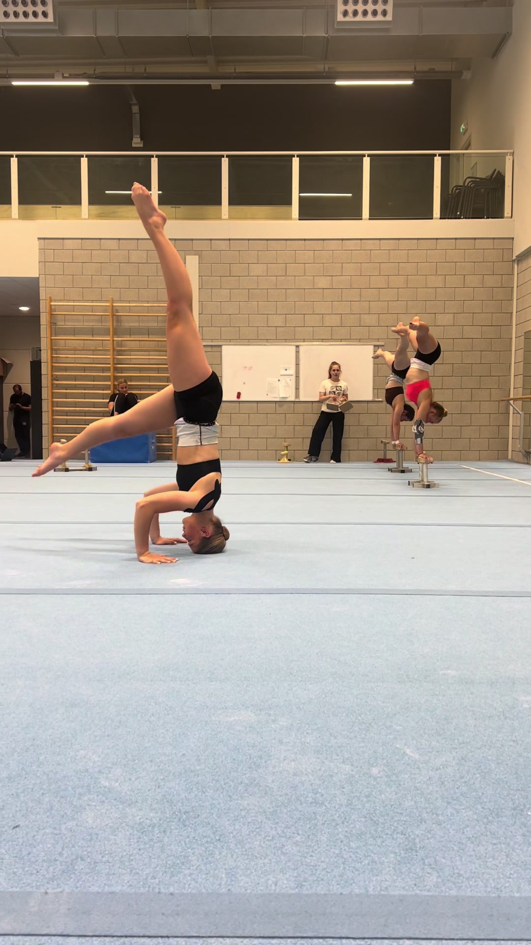 @acro🤸🏼&zwj;♀️