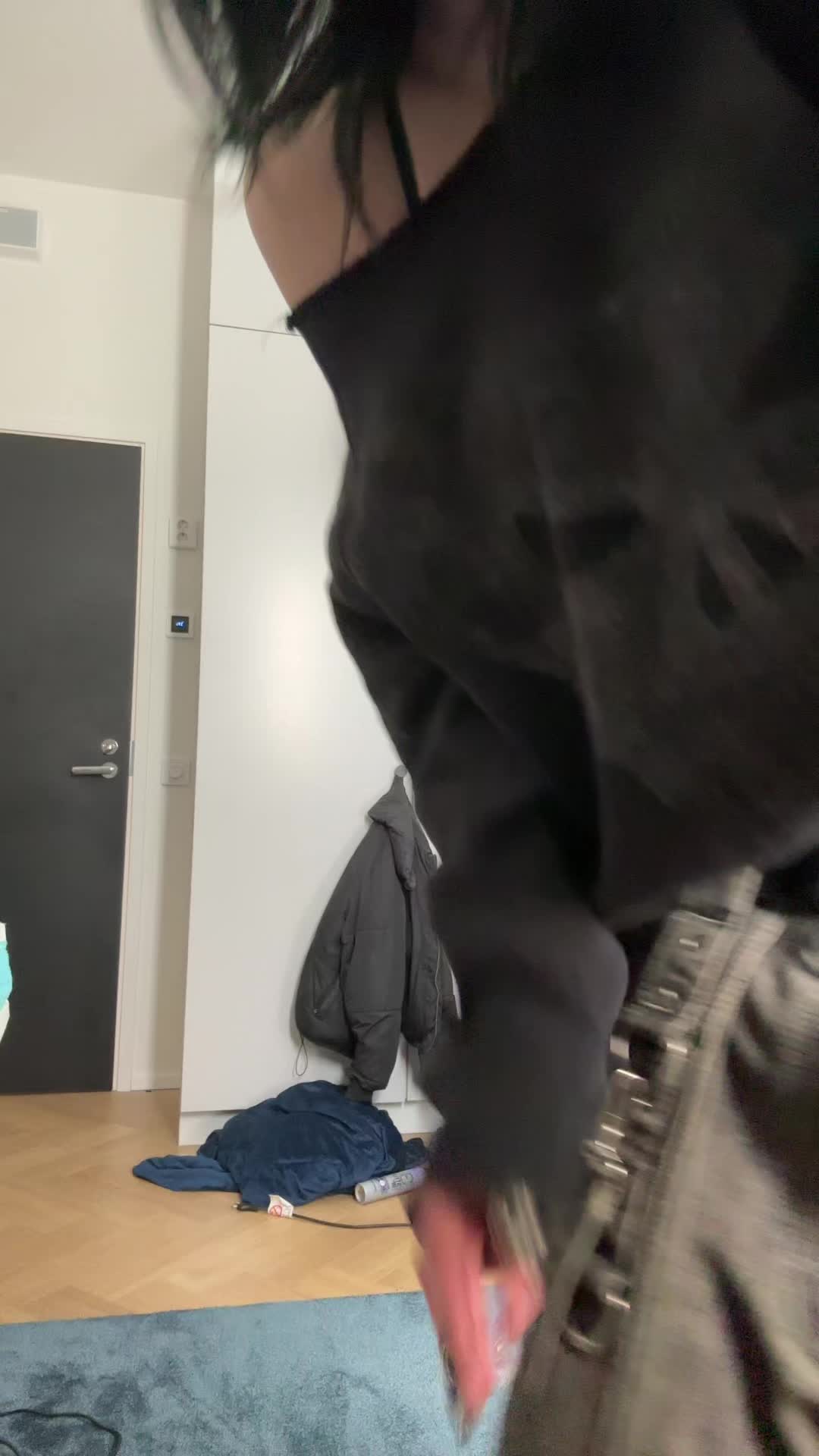 @>_<
