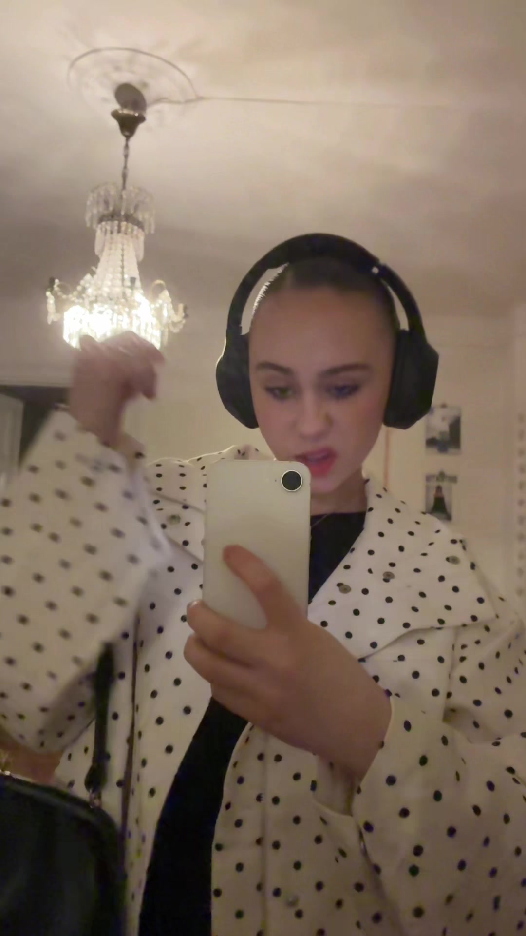 @👩&zwj;🎤👩&zwj;🎤