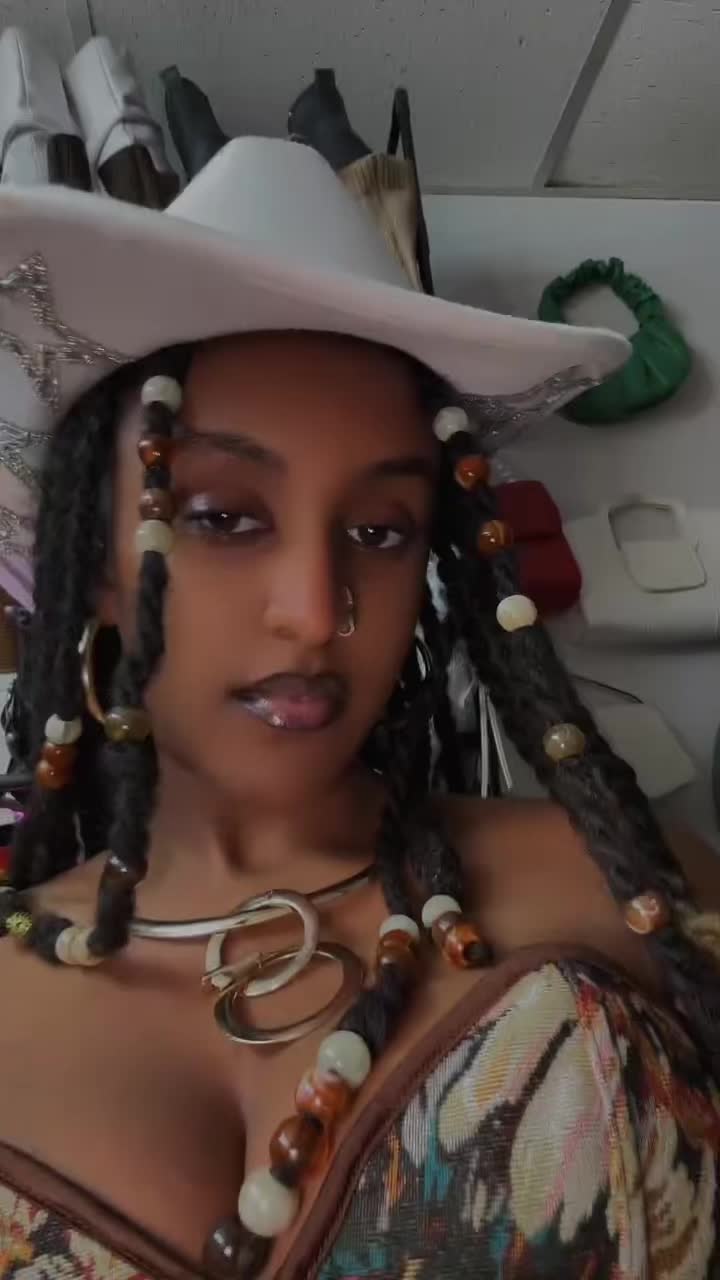 @Mae.