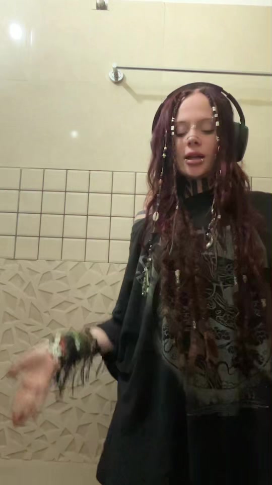 @AmeliaQueenYolo