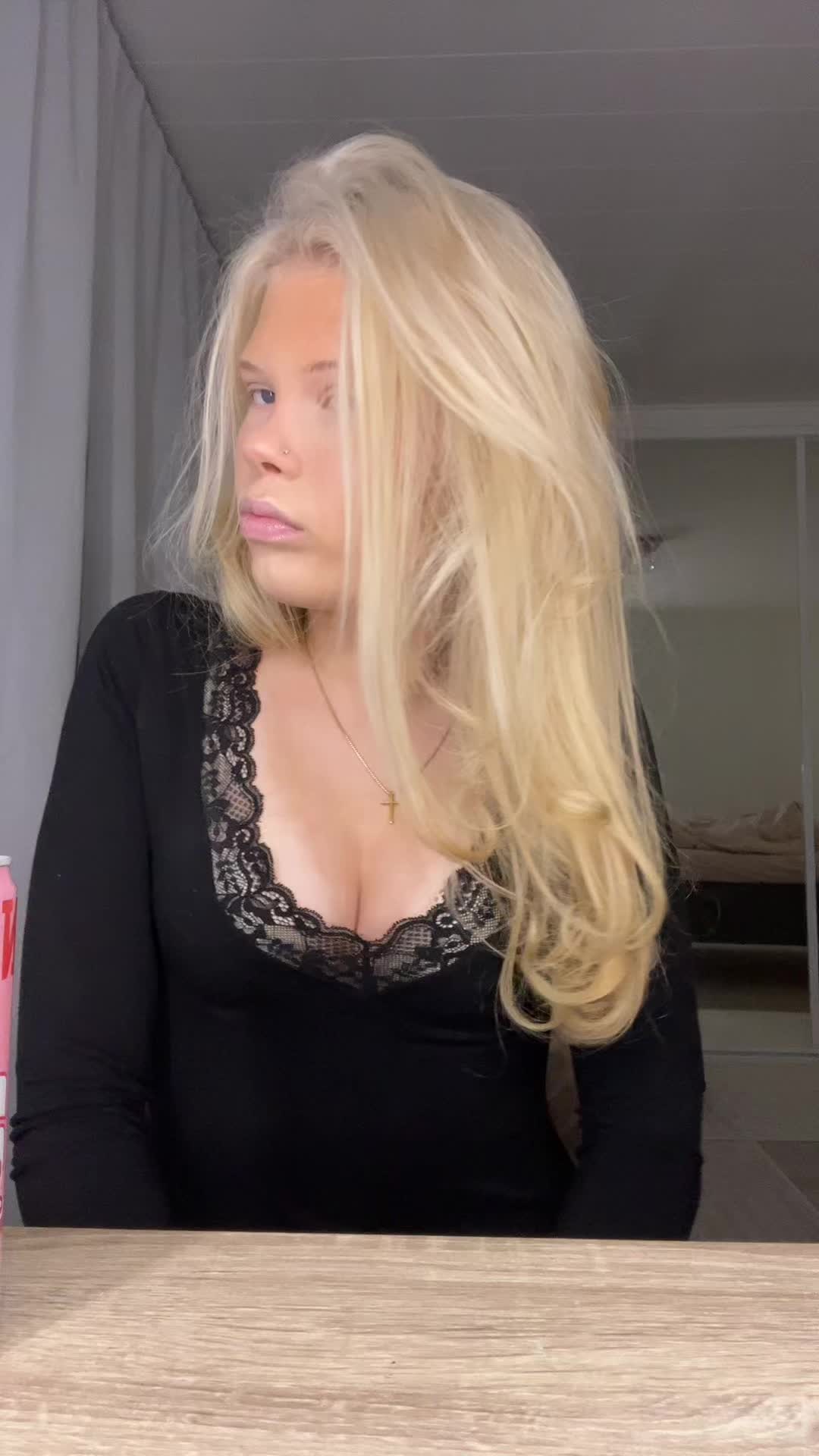 @𝓜𝓮𝓵𝓲𝓷𝓪