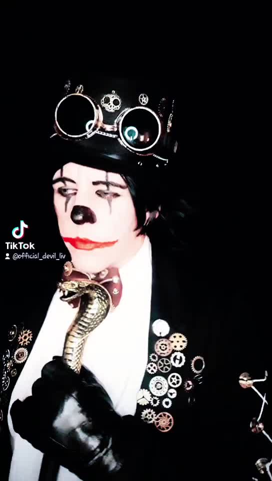@GothicQueen 👑🖤✨️