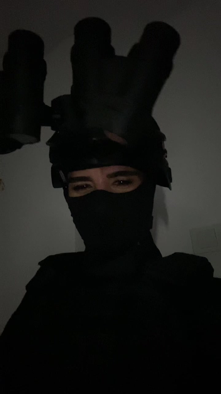 @╰‿╯