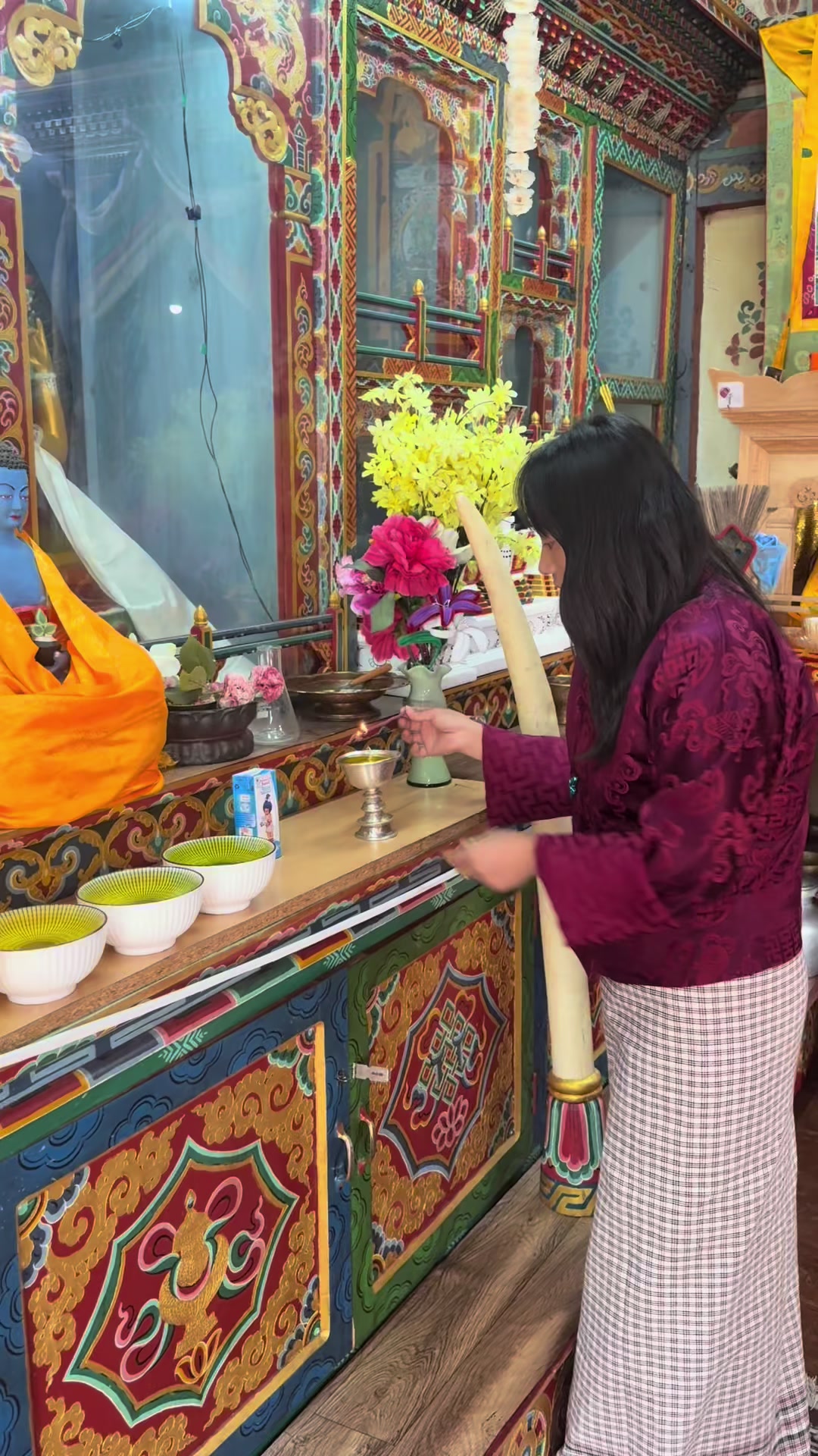 @ལྷ་འཛིན་ ལྷ་མོ།༄༅
