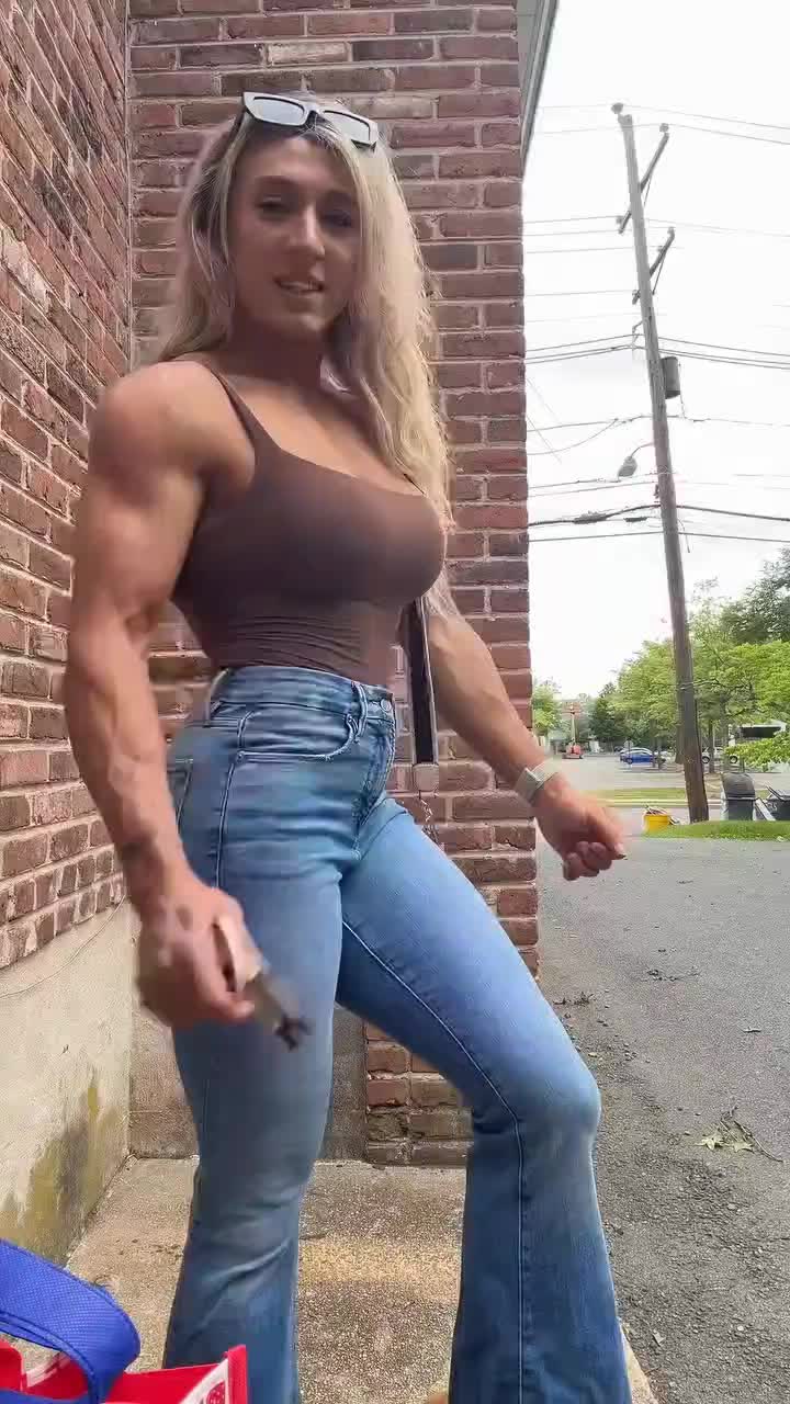 @muscle.girl.queens