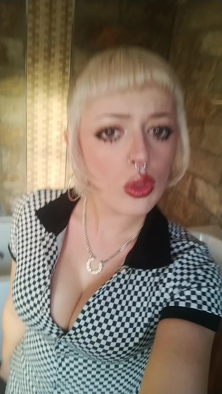 @Dolly🕸️