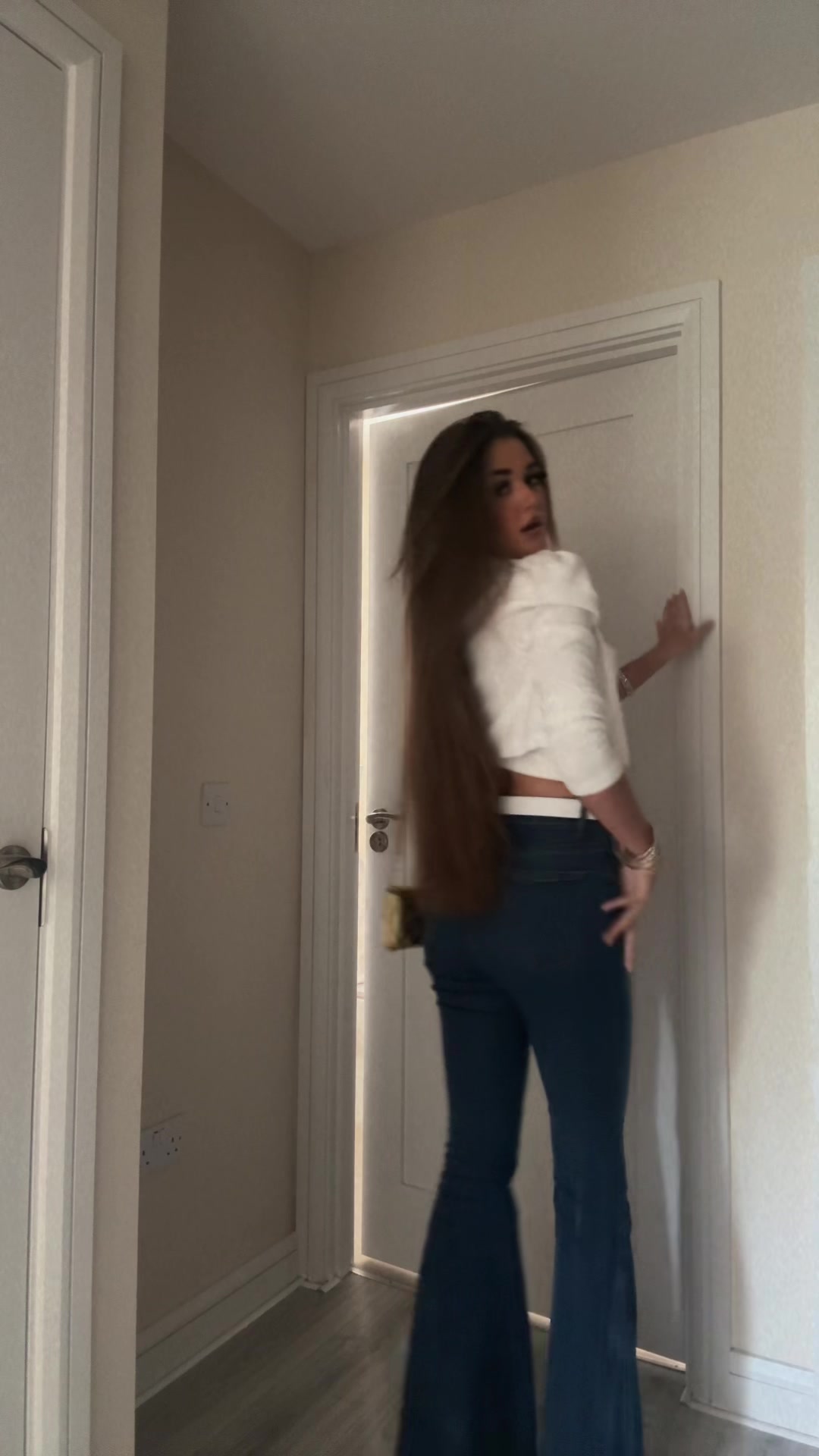 @~J~